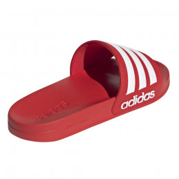 Claquettes rouges de douche...